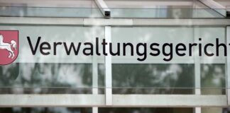 Ein Verwaltungsgericht soll entscheiden, ob die Kündigung rechtens ist. (Symbolbild)