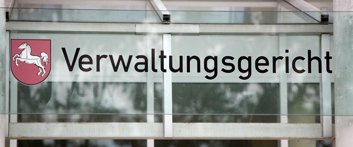 Schriftzug Verwaltungsgericht Ein Verwaltungsgericht soll entscheiden, ob die Kündigung rechtens ist. (Symbolbild)