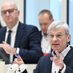 AfD will Woidke wegen BSW-Krise zur Vertrauensfrage bewegen AfD-Fraktionschef Berndt (vorne) will Brandenburgs SPD-Regierungschef Woidke (links) zur Vertrauensfrage bewegen. Damit soll geklärt werden, ob der Ministerpräsident noch die Unterstützung der Parlamentsmehrheit hat. (Archivbild)