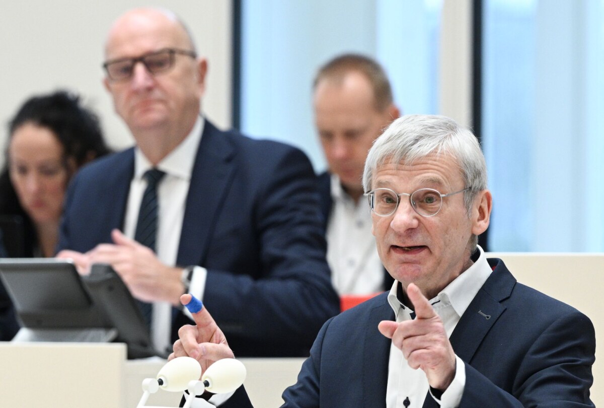 Sitzung Landtag Brandenburg AfD-Fraktionschef Berndt (vorne) will Brandenburgs SPD-Regierungschef Woidke (links) zur Vertrauensfrage bewegen. Damit soll geklärt werden, ob der Ministerpräsident noch die Unterstützung der Parlamentsmehrheit hat. (Archivbild)