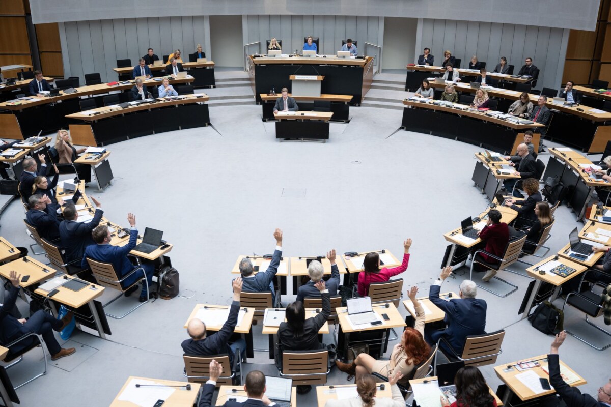 Plenarsitzung Berliner Abgeordnetenhaus Im Abgeordnetenhaus gab es eine breite Mehrheit für einen Antrag der Regierungskoalition zu Parteiverboten.