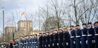 Feierliches Gelöbnis kostete mehr als halbe Million Euro Gelöbnis zum 70. Jahrestag der Bundeswehr vor dem Kanzleramt - Kosten: 550 000 Euro.