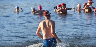 Dutzende steigen zum Weihnachtsschwimmen in den Orankesee Nicht nur an Weihnachten und Neujahr baden die Berliner Seehunde bei eiskalten Temperaturen im Berliner Orankesee.