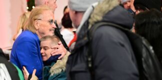 Gans und Geschenke: Frank Zander empfängt Hunderte Gäste Seit 1995 organisiert der Sänger Frank Zander Weihnachtsessen für Arme und Obdachlose.