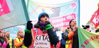 Warnstreik trifft Kitas und Schulen Vor dem Berliner Abgeordnetenhaus war lauter Protest gegen Haushaltskürzungen zu hören.