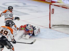 Eisbären-Goalie Jake Hildebrand kann den Wolfsburger Siegtreffer von Justin Feser nicht verhindern.