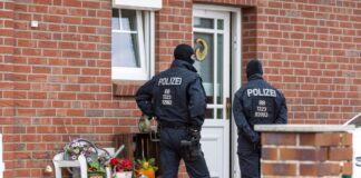 Rechte Terrorzelle? Junge Verdächtige angeklagt Den Angeklagten wird unter anderem ein Brandanschlag auf ein Kulturzentrum in Altdöbern (Brandenburg) vorgeworfen. (Archivbild)