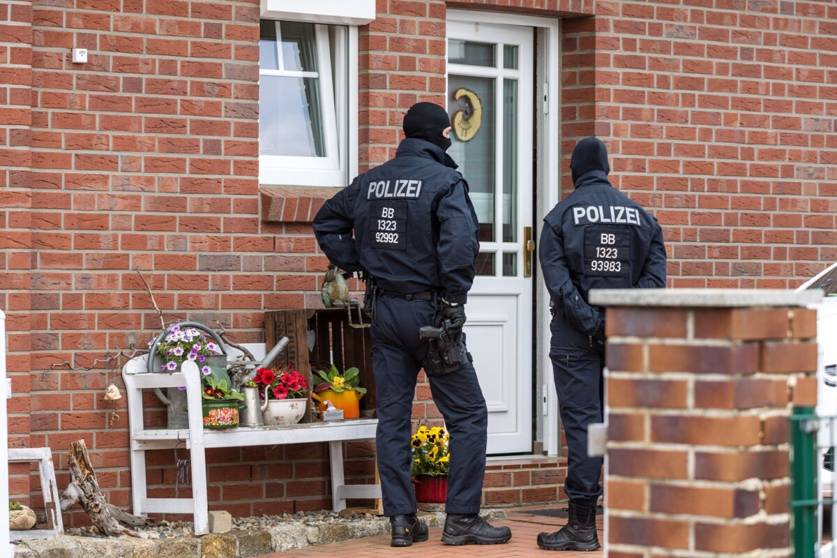Rechte Terrorzelle? Junge Verdächtige angeklagt Den Angeklagten wird unter anderem ein Brandanschlag auf ein Kulturzentrum in Altdöbern (Brandenburg) vorgeworfen. (Archivbild)