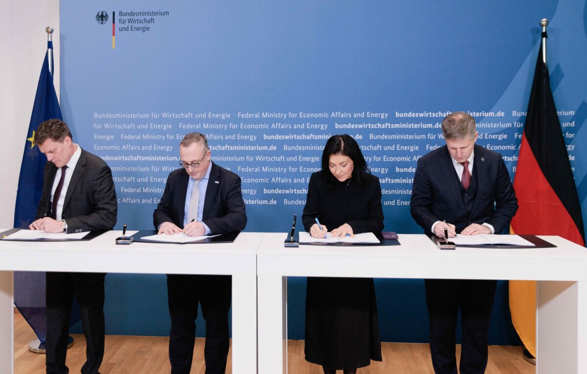 Unterzeichnung Änderungsvertrag mit der LEAG Ministerin Reiche und Leag-Vertreter unterzeichnen die öffentlich-rechtlichen Verträge zum vorzeitigen Ausstieg aus der Braunkohleverstromung.