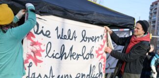 Vor dem Amtsgericht in Cottbus protestierten rund 20 Aktivisten.