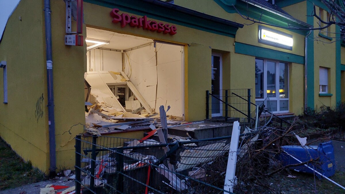 Zerstörte Sparkasse in Borkheide Die Explosionen knallten in der Nacht.