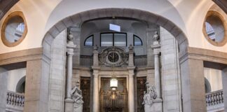 Die Treppenhalle im Kammergericht Berlin im Gebäude in der Elßholzstraße. (Archivbild)