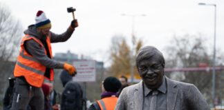 Am Dienstagmorgen haben die Aktivisten die Statue des von einem Rechtsextremisten getöteten CDU-Politikers Lübcke vor dem Konrad-Adenauer-Haus aufgestellt.
