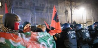 Anti-Polizei-Demo aufgelöst – Angriffe auf Polizisten Die Polizei hat eine Anti-Polizei-Demo in Friedrichshain aufgelöst.