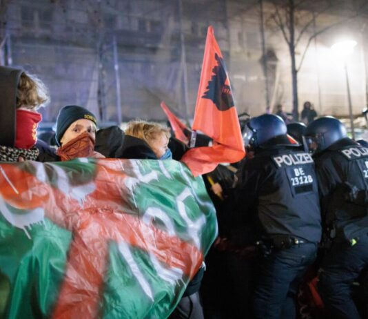 Anti-Polizei-Demo aufgelöst – Angriffe auf Beamte Die Polizei hat eine Anti-Polizei-Demo in Friedrichshain aufgelöst.