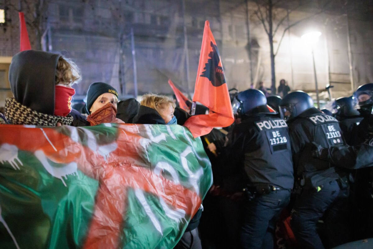 Demonstration linker Gruppen gegen die Polizei Die Polizei hat eine Anti-Polizei-Demo in Friedrichshain aufgelöst.