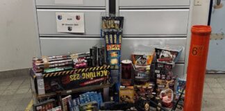Neukölln: Polizei findet Kugelbomben und Waffen in Wohnungen Die Beamten fanden sowohl legale als auch illegale Feuerwerkskörper.