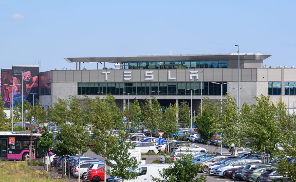 US-Elektroautobauer Tesla Die mehr als 11.000 Mitarbeiterinnen und Mitarbeiter bei Tesla in Grünheide können sich über mehr Geld auf dem Konto freuen. (Archivbild)