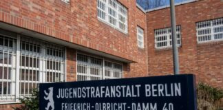 Musik hinter Gittern – Rap-Konzert in der Jugendstrafanstalt Knast-Rap ohne Klischees: In der JSA Berlin bringen Inhaftierte beim «haftBARS»-Konzert eigene Songs auf die Bühne. (Archivbild)