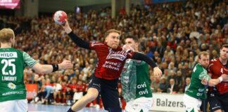 Flensburg besiegt im Handball-Krimi die Füchse Berlin Flensburgs Simon Pytlick beim Torwurf.