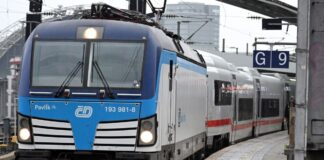 Angemietete Loks müssen derzeit wegen fehlender Zulassungen für den eigentlichen Steuerwagen noch den neuen ICE L ziehen.