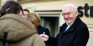 Steinmeier würdigt Engagement für obdachlose Menschen Steinmeier servierte Kartoffelsuppe mit Würstchen.