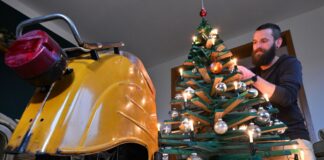 Verkaufshit: Weihnachtskugeln aus Simson-Blinkern Jan Hofmann schmückt einen Weihnachtsbaum auch mit Weihnachtsbaumkugeln aus Simson-Blinkern.