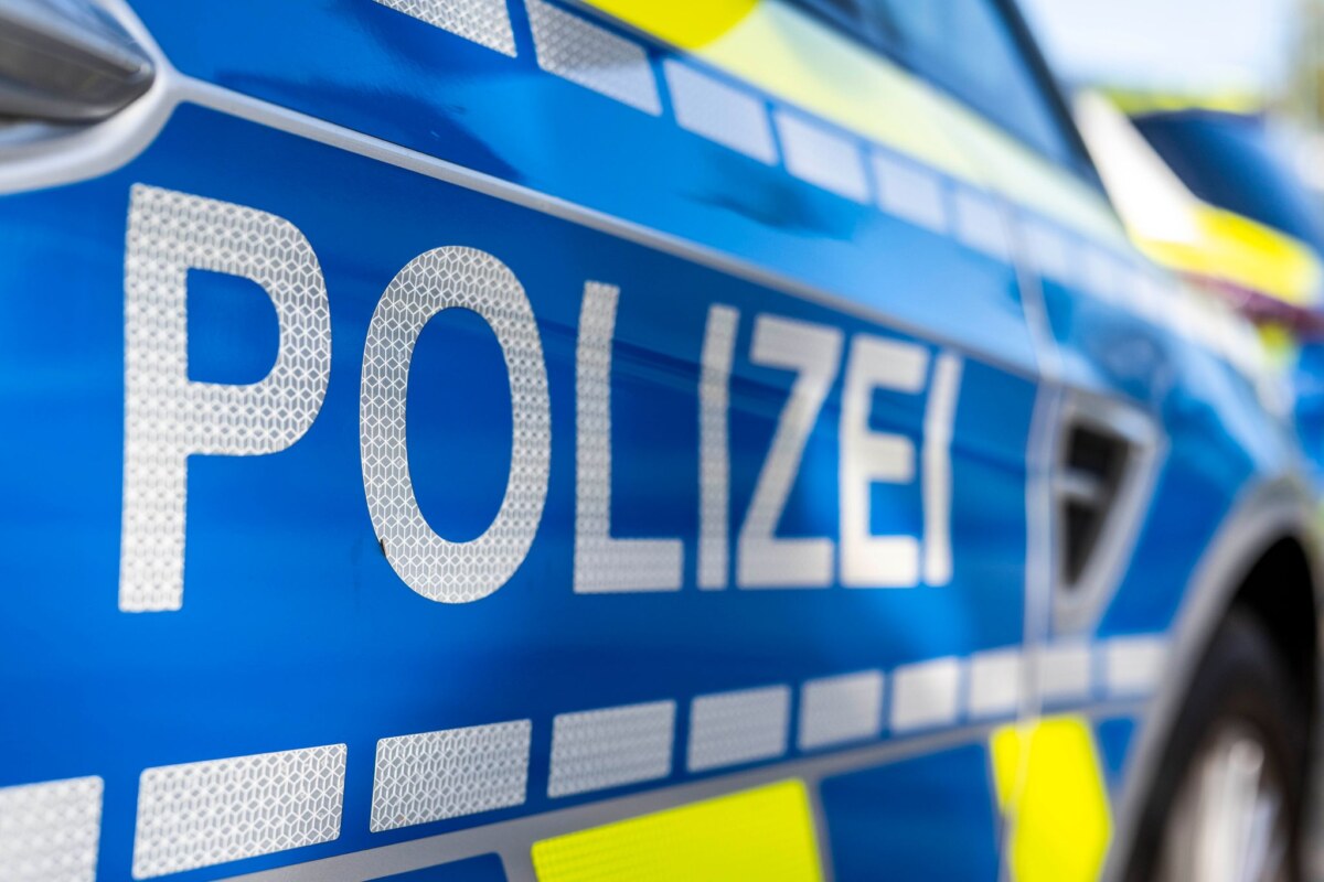 Blaulicht Rechts- und linksextremistische Parolen findet die Polizei an öffentlichen Gebäuden in Berlin-Lichtenberg. (Symbolbild)