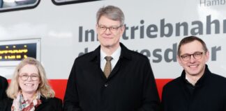Minister: Müssen bei Planung und Bau besser werden Bundesverkehrsminister Patrick Schnieder (CDU, Mitte) nahm heute an einer Sonderfahrt auf einem neuen Abschnitt der Dresdner Bahn teil. Mit dabei waren auch Berlins Verkehrssenatorin Ute Bonde (CDU) und der Chef der DB-InfraGo, Philipp Nagl.