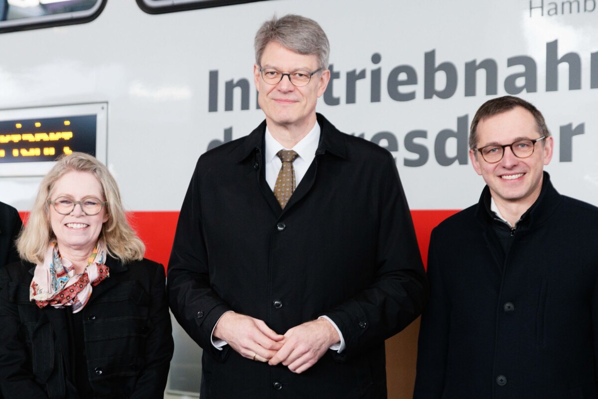 Inbetriebnahme der Dresdner Bahn auf Berliner Gebiet Bundesverkehrsminister Patrick Schnieder (CDU, Mitte) nahm heute an einer Sonderfahrt auf einem neuen Abschnitt der Dresdner Bahn teil. Mit dabei waren auch Berlins Verkehrssenatorin Ute Bonde (CDU) und der Chef der DB-InfraGo, Philipp Nagl.