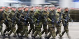 Junge Menschen wollen am 5. Dezember bundesweit gegen die neuen Wehrdienst-Pläne protestieren. (Symbolbild)