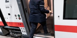 Der ICE L ist zwar stufenlos, fährt derzeit aber noch mit angemieteten Loks. (Archivbild)