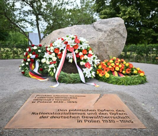 Bundestag drängt auf Denkmal für polnische Kriegsopfer Das temporäre Denkmal soll ersetzt werden durch eine Gedenkstätte. (Archivbild)