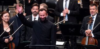 In mehr als 300 Kinos europaweit ist das Silvesterkonzert der Berliner Philharmoniker unter Chefdirigent Kirill Petrenkozu (M) erleben. (Archivbild)