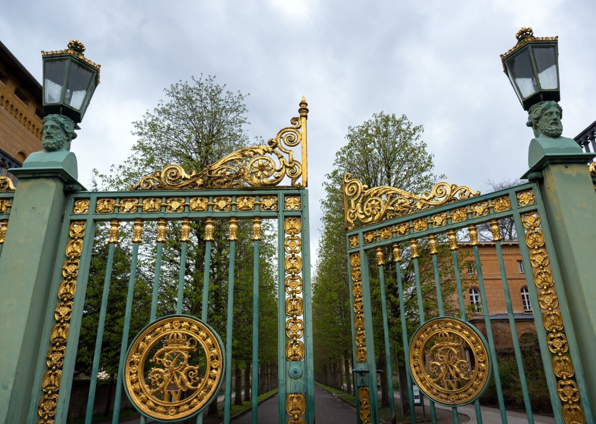 Das Tor am Grünen Gitter zum Schlosspark Sanssouci. Die Tore zum Park Sanssouci in Potsdam bleiben in der Silvesternacht zu. (Archivbild)