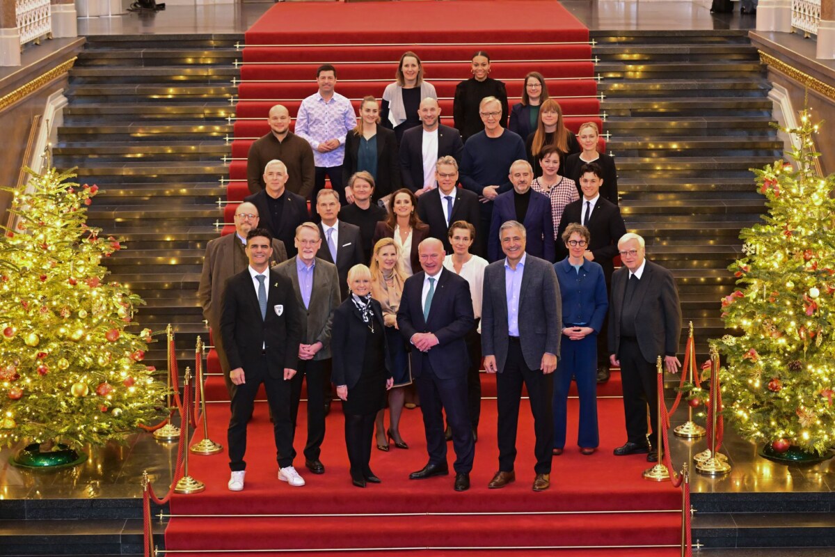 Berliner Olympia-Bewerbung Iris Spranger (SPD, erste Reihe l-r), Berliner Senatorin für Inneres und Sport, Kai Wegner (CDU), Regierender Bürgermeister von Berlin, und Kaweh Niroomand, Olympia-Beauftragter des Landes Berlin, wollen mit einem Kuratorium die Berliner Olympiabewerbung ankurbeln.