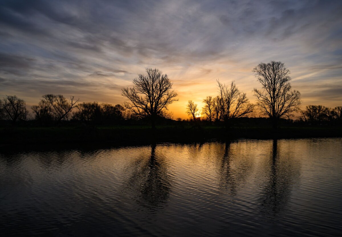 Morgenstimmung in Brandenburg Die Sonne geht über Brandenburg auf, und die nächtliche Wolkendecke lockert auf. (Archivbild)