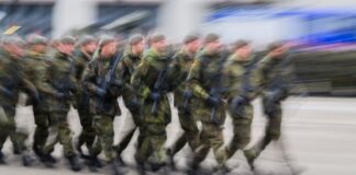 Schüler wollen gegen den geplanten Wehrdienst demonstrieren. 