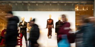 Verkaufsoffener Adventssonntag in Berlin und Brandenburg Viele Menschen zog es am ersten verkaufsoffenen Sonntag in der Adventszeit in die Innenstädte Berlins und einiger Brandenburger Städte.