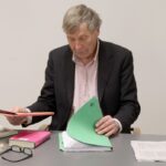 Pipeline-Vorfall: Prozess um 75-jährigen Aktivisten platzt Ernst Hörmann aus Bayern stand in einem Berufungsverfahren erneut vor Gericht, weil er als Mitglied der Klimaschutzgruppe Letzte Generation an zwei Pumpstationen eine Ölleitung von Rostock zur Raffinerie im brandenburgischen Schwedt abgesperrt beziehungsweise dies versucht hatte.