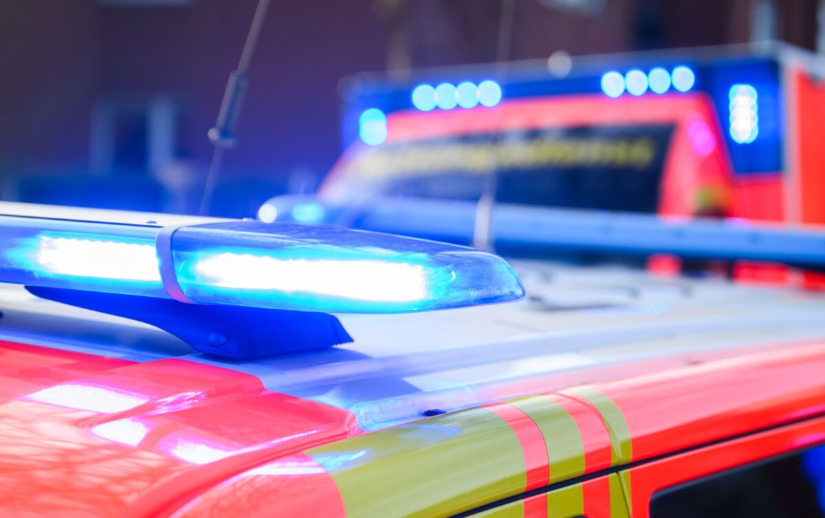 Notarzt und Rettungswagen Rettungskräfte brachten den 55-Jährigen mit lebensbedrohlichen Verletzungen in eine Klinik. (Symbolbild)