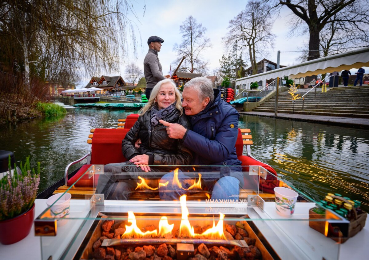 Mit Kamin und Wolldecken - Eine Winterkahnfahrt im Spreewald Die Stille genießen. Das geht bei einer Kaminfahrt.
