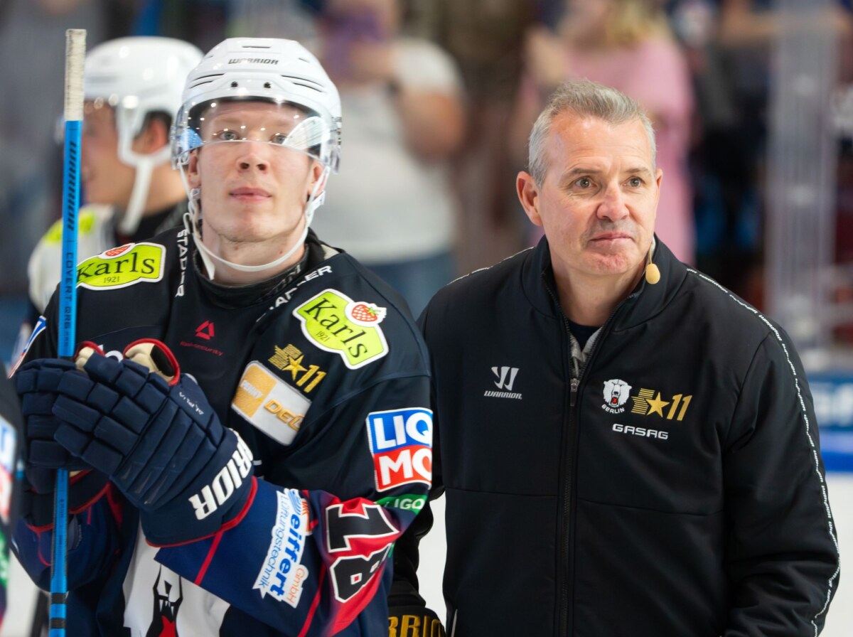Eisbären Berlin Eisbären-Coach Serge Aubin (r.) freute sich über das gelungene Comeback von Jean-Sébastien Dea gegen Schwenningen. (Archivbild)