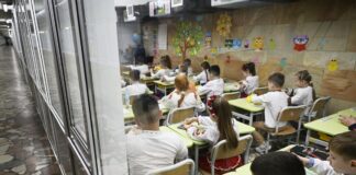 Unterricht im U-Bahnhof – Berliner Aktion zeigt Kriegsalltag Unterricht im Untergrund: Schulkinder in der Ukraine. (Archivbild)