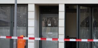 Explosion in Kreuzberg – Handgranate in Club geworfen Mit einer Handgranate verübten maskierte Täter einen Anschlag auf einen kleinen Nachtclub in Berlin-Kreuzberg.