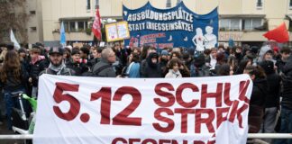 Mehr als tausend Schüler und andere Menschen demonstrieren in Berlin-Kreuzberg gegen einen Wehrdienst. 