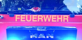 Transporter brennen im Norden von Berlin Die Feuerwehr löschte die brennenden Transporter. (Symbolbild)