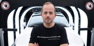 Tesla-Werksleiter lehnt Tarifvertrag ab – IG Metall wirbt Der Werksleiter der Tesla-Fabrik in Grünheide, André Thierig, äußert sich zur Entlohnung. (Archivbild)