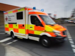 Die Einsatzkräfte richteten das überschlagene Auto wieder auf. (Symbolbild)