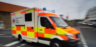 Auto überschlägt sich in Tempelhof Die Einsatzkräfte richteten das überschlagene Auto wieder auf. (Symbolbild)